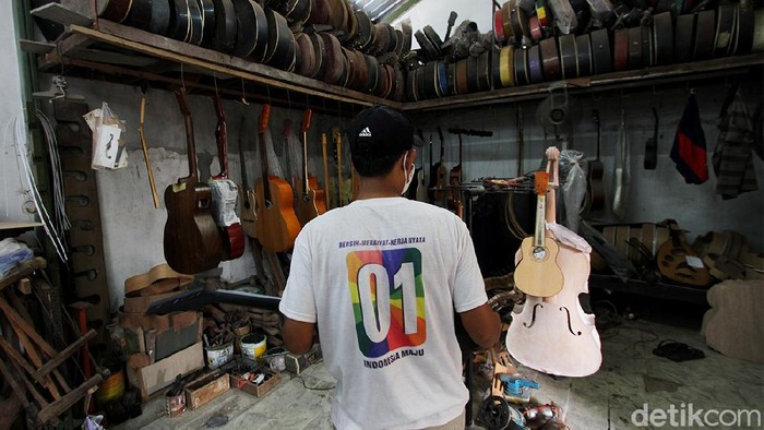 Wow, Permintaan Gitar Made In Solo Banjir Order Sentra prodksi gitar rumahan di Pucang Sawit, Solo, kini tinggi permintaan dari para konsumen.