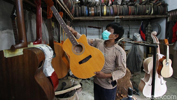 Wow, Permintaan Gitar Made In Solo Banjir Order Sentra prodksi gitar rumahan di Pucang Sawit, Solo, kini tinggi permintaan dari para konsumen.