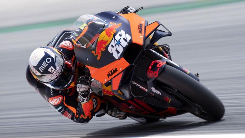 BARCELONA, SPAIN - JUNE 05:  Miguel Oliveira of Portugal and Red Bull KTM Factory Racing rounds the bend during the MotoGP of Catalunya - Qualifying at Circuit de Barcelona-Catalunya on June 05, 2021 in Barcelona, Spain. (Photo by Mirco Lazzari gp/Getty Images)