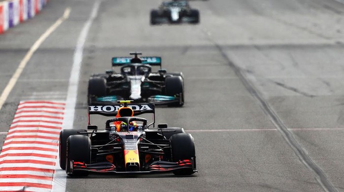 BAKU, AZERBAIJAN - JUNE 06: Sergio Perez of Mexico driving the (11) Red Bull Racing RB16B Honda leads Lewis Hamilton of Great Britain driving the (44) Mercedes AMG Petronas F1 Team Mercedes W12 during the F1 Grand Prix of Azerbaijan at Baku City Circuit on June 06, 2021 in Baku, Azerbaijan. (Photo by Francois Nel/Getty Images)