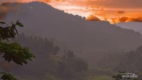 Nah ini favorite ku, pemandangan sunset yang keren dari balik gunung di Melting Pot Sentul
