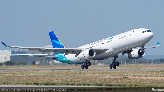 Airbus A330-300 Garuda take off