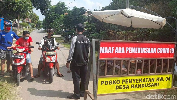 Akses masuk wilayah RW 04, Desa Randusari, Kecamatan Pagerbarang, Kabupaten Tegal, ditutup sementara karena kasus Corona, Minggu (6/6/2021).