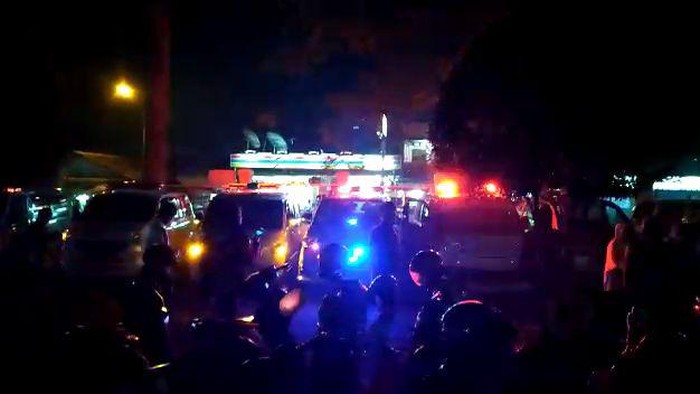 Ambulans antre di depan IGD RSUD Al Ihsan Bandung, Sabtu (5/6/2021) malam.