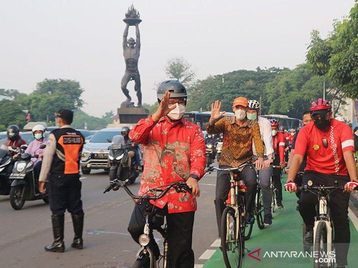 Anies Baswedan Sepedaan
