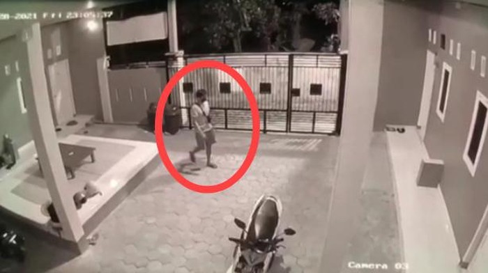 CCTV merekam aksi pria sebelum merampok dan menyetubuhi seorang mahasiswi di Makassar, Sulsel.