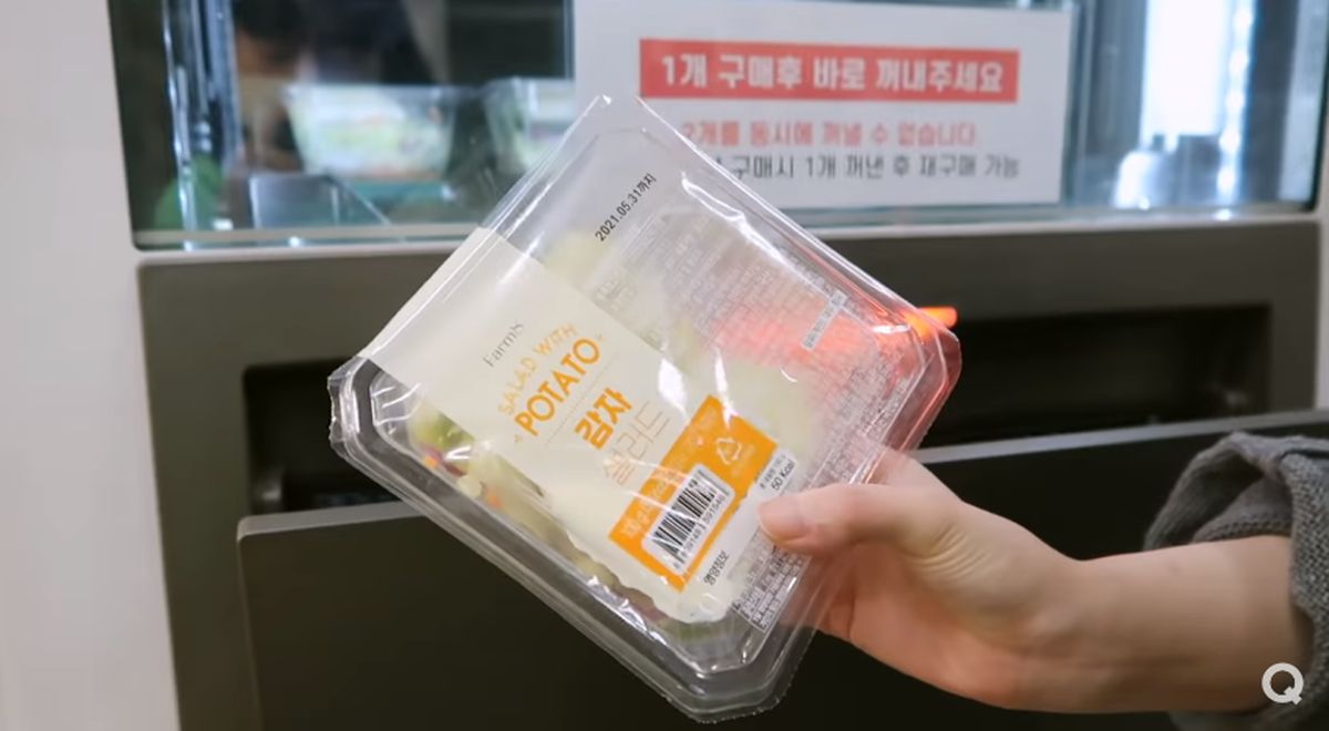 YouTuber Ini Cicip Makanan dari Vending Machine Selama 24 Jam