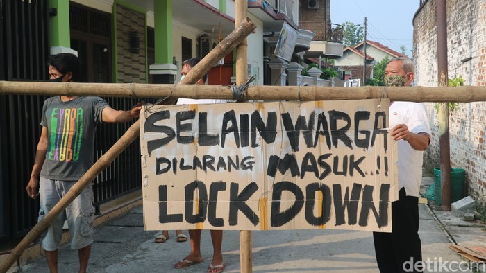 Desa Tumpangkrasak, Kecamatan Jati, Kudus, memberlakukan pembatasan lokal untuk mencegah penyebaran virus Corona, Rabu (2/6/2021). Desa Tumpangkrasak, Kecamatan Jati, Kudus, memberlakukan pembatasan lokal untuk mencegah penyebaran virus Corona, Rabu (2/6/2021).