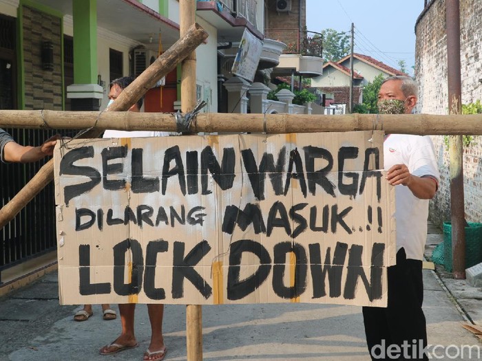 Desa Tumpangkrasak, Kecamatan Jati, Kudus, memberlakukan pembatasan lokal untuk mencegah penyebaran virus Corona, Rabu (2/6/2021).