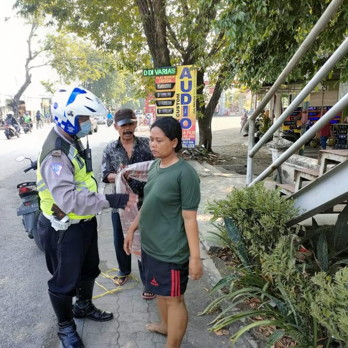 Diduga Depresi Seorang Perempuan Ini Jalan-jalan Tanpa Busana