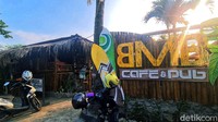 Kiki, salah seorang pengelola BMB Caffe and Pub menyebut nuansa mirip Bali memang sengaja dikentalkan, karena ide awalnya memang terpikirkan sepulang traveling ke kawasan Seminyak, Bali pada tahun 2017 silam.