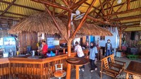 Satup terdengar lantunan lagu reggae dari arah Caffe, matahari yang mulai meredup mulai masuk ke garis ujung laut di teluk Palabuhanratu. Hembusan aingin seolah menyapu lelahnya pikiran setelah penat bekerja.