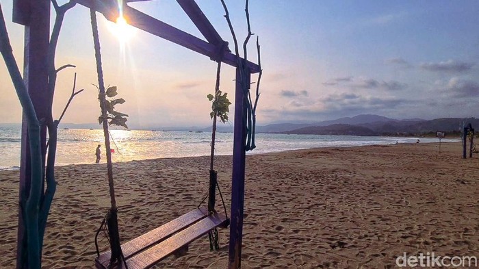 Eksotisme Sunset Ala Bali Ini Ada di Sukabumi Lho Siapa sangka, pemandangan dan pengalaman eksotis Bali bisa dinikmati di Palabuhanratu, Sukabumi, Jawa Barat. Penasaran?