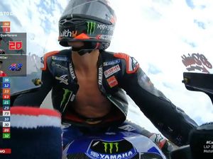 Ngebut dengan Baju Balap Terbuka, Mungkin Nggak Quartararo Masuk Angin?