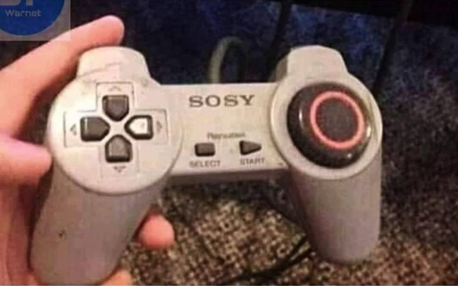 Buat para pemain PS pasti sudah nggak asing sama foto yang satu ini. Eh tapi kalau diperhatikan kok ada yang janggal ya. Bisa temukan kejanggalannya di mana? Foto: Instagram/@rakyat_plus_62