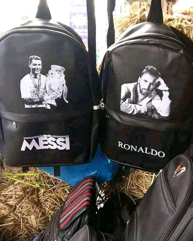 Mungkin yang buat tasnya lagi halu pas bikin. Alhasil malah jadi kayak gini deh, jadi tertukar namanya. Foto: Instagram/@rakyat_plus_62