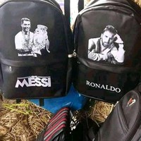 Mungkin yang buat tasnya lagi halu pas bikin. Alhasil malah jadi kayak gini deh, jadi tertukar namanya. Foto: Instagram/@rakyat_plus_62