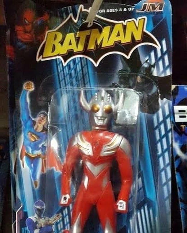 Tulisan di kotaknya Batman, tapi isi mainannya Ultraman. Jadi apakah ini Batman yang sedang cosplay jadi Ultraman? Foto: Instagram/@rakyat_plus_62