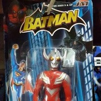 Tulisan di kotaknya Batman, tapi isi mainannya Ultraman. Jadi apakah ini Batman yang sedang cosplay jadi Ultraman? Foto: Instagram/@rakyat_plus_62