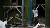 Selama mereka pindah ke kontrakan sementara, usahanya sempat terhenti sementara yang membuat penghasilan berkurang.