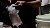 Selain memiliki usaha warung, sebagian penghuni lainnya mulai menjalankan kembali usaha menjual jentik nyamuk untuk pakan ikan.