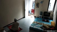 Tetapi, warga sudah mengantisipasi kemungkinan terburuk tersebut. Barang-barang elektronik seperti TV diletakan di lantai 2 rumah.