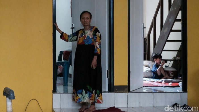 Meski belum 100 persen rampung, rumah panggung di Kampung Melayu mulai dihuni warga. Alasannya, mereka ingin kembali mencari penghasilan dengan berdagang.