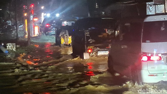 Genangan air di Jalan Palabuhanratu-Cisolok