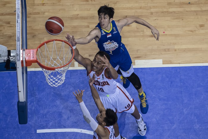 Pebasket Satria Muda Pertamina Jakarta Laurentius Steven Oei (atas) berebut bola dengan pebasket Pelita Jaya Bakrie Jakarta Muhammad Hardian Wicaksono (tengah) dan Andakara Prastawa Dhyaksa (bawah) dalam gim ketiga Final Liga Bola Basket Indonesia (IBL) 2021 di Britama Arena, Jakarta, Minggu (6/6/2021). ANTARA FOTO/M Risyal Hidayat/wsj.