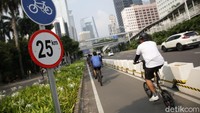 Anies juga meminta agar gedung-gedung di Jakarta menyiapkan fasilitas pendukung bagi pesepeda, dari lahan parkir hingga kamar mandi.