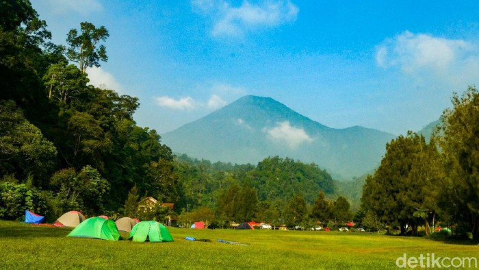 Ini Tempat Camping Asyik di Cibodas Kawasan Cibodas memiliki tempat berkemah seru bareng keluarga. Kamu bisa melihat pemandangan Gunung Gede-Pangrango dari area camping.