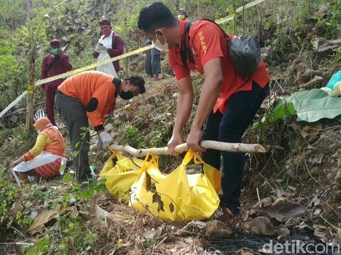 Seorang kakek asal Kecamatan Gondang, Tulungagung ditemukan tewas di lereng perbukitan. Sebelumnya ia dinyatakan hilang 11 hari.