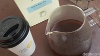 Kalau mau yang lebih serius ada beberapa gerai menawarkan manual brew V60 dengan harga Rp 30-45 ribu saja. Memakai biji kopi lokal unggulan. Foto: detikfood/odilia
