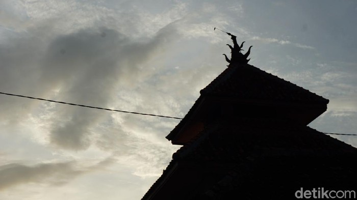 Masjid di Demak Ini Punya Mustaka Penanda Bencana Sebuah masjid di Demak, memiliki mustaka yang dipercaya warga arahnya dapat berubah dengan sendirinya menghadap suatu wilayah yang terjadi bencana.