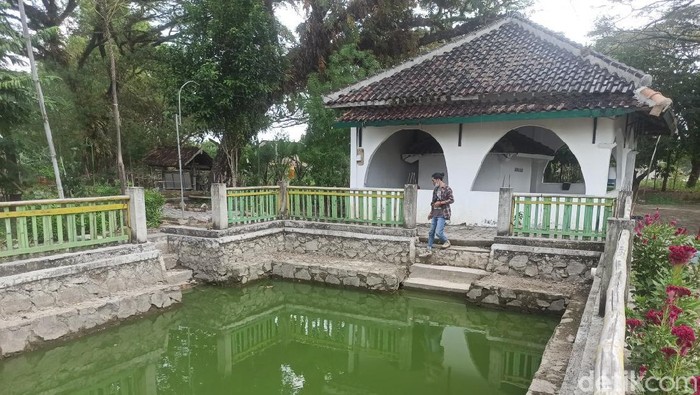 Masjid di Demak Ini Punya Mustaka Penanda Bencana Sebuah masjid di Demak, memiliki mustaka yang dipercaya warga arahnya dapat berubah dengan sendirinya menghadap suatu wilayah yang terjadi bencana.