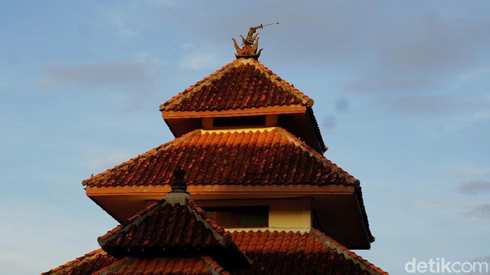 Masjid di Demak Ini Punya Mustaka Penanda Bencana Sebuah masjid di Demak, memiliki mustaka yang dipercaya warga arahnya dapat berubah dengan sendirinya menghadap suatu wilayah yang terjadi bencana.