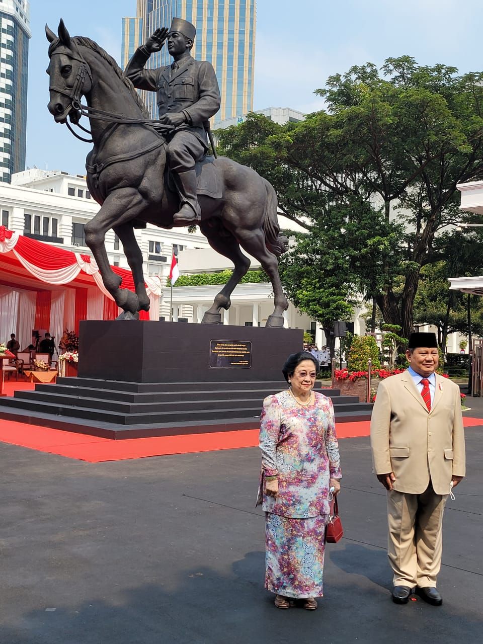 Megawati dan Prabowo saat meresmikan patung Bung Karno berkuda (Foto: Istimewa)