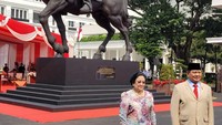 Pertemuan selanjutnya yang terungkap ke publik adalah saat Megawati dan Prabowo meresmikan patung Presiden RI ke-1 Sukarno atau Bung Karno berkuda di gedung Kementerian Pertahanan. Acara itu terjadi pada 6 Juni 2021, keduanya sempat berfoto bersama di depan patung Bung Karno berkuda. (Dok. Istimewa)