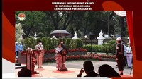 Saat Megawati memberikan sambutan, Prabowo terlihat menemani. Ketum Partai Gerindra itu terlihat berdiri di belakang Megawati selama sambutan. (Foto: YouTube PDIP)