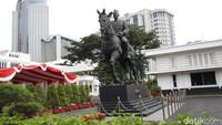 Prabowo mengungkapkan patung Bung Karno yang menunggangi kuda ini dilatarbelakangi peristiwa 5 Oktober 1946 lalu. Saat itu, Bung Karno menjadi panglima tertinggi pada hari angkatan perang pertama dan diminta untuk menjadi inspektur upacara. Kala itu dalam tradisi angkatan perang, sang inspektur memimpin upacara dengan berkuda.