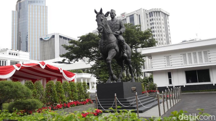 Presiden ke-5 RI, Megawati Soekarnoputri dan Menhan Prabowo meresmikan patung Presiden ke-1 Sukarno atau Bung Karno di Gedung Kementerian Pertahanan.