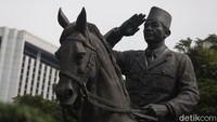 Bung Karno yang jarang naik kuda lantas dengan keras berlatih selama 3 hari. Prabowo mengatakan, kerja keras itu dilakukan lantaran Bung Karno menyadari perannya sebagai panglima tertinggi.