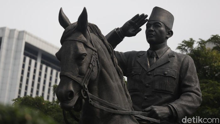 Melihat Dari Dekat Patung Bung Karno Berkuda Presiden ke-5 RI, Megawati Soekarnoputri dan Menhan Prabowo meresmikan patung Presiden ke-1 Sukarno atau Bung Karno di Gedung Kementerian Pertahanan.