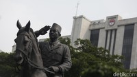 Megawati mengungkap, sang ayah saat itu meminta ibunya untuk dicarikan kuda yang jinak. Ketua Umum PDI Perjuangan itu pun mengaku tak dapat membayangkan cerita yang didapatnya dari sang ibu. Sebab, panglima tertinggi memilih kuda jinak untuk ditunggangi.