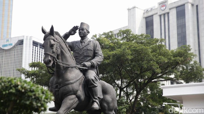 Presiden ke-5 RI, Megawati Soekarnoputri dan Menhan Prabowo meresmikan patung Presiden ke-1 Sukarno atau Bung Karno di Gedung Kementerian Pertahanan.