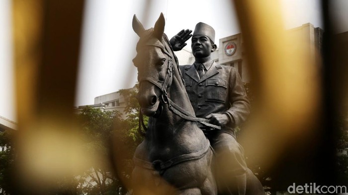 Melihat Dari Dekat Patung Bung Karno Berkuda Presiden ke-5 RI, Megawati Soekarnoputri dan Menhan Prabowo meresmikan patung Presiden ke-1 Sukarno atau Bung Karno di Gedung Kementerian Pertahanan.