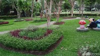 Taman yang mulai dibangun dengan dana APBD Rp 5 miliar tahun 2014 itu setiap pagi dan sore ramai dikunjungi warganya meskipun di tengah pandemi COVID-19.