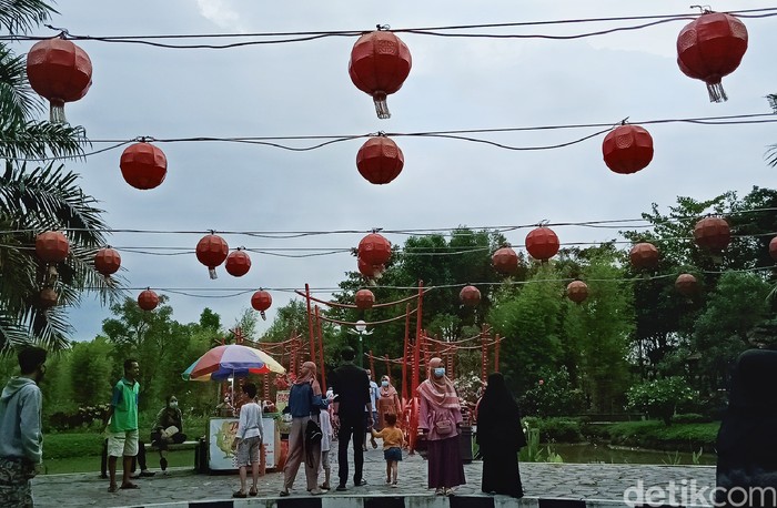 Taman Lampion di jalan Veteran Bareng Lor, Kecamatan Klaten Utara, Klaten, menjadi ikon wisata perkotaan penduduk pusat kota Klaten.