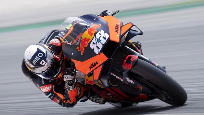 BARCELONA, SPAIN - JUNE 05: Miguel Oliveira of Portugal and Red Bull KTM Factory Racing rounds the bend during the MotoGP of Catalunya - Qualifying at Circuit de Barcelona-Catalunya on June 05, 2021 in Barcelona, Spain. (Photo by Mirco Lazzari gp/Getty Images)