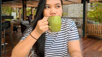 Foto yang ia unggah itu malah kena hujatan netizen, lantaran dianggap meniru prewedding pernikahan Atta Halilintar dan Aurel yang juga menggunakan adat Minang. Foto: Instagram @mumukgomez